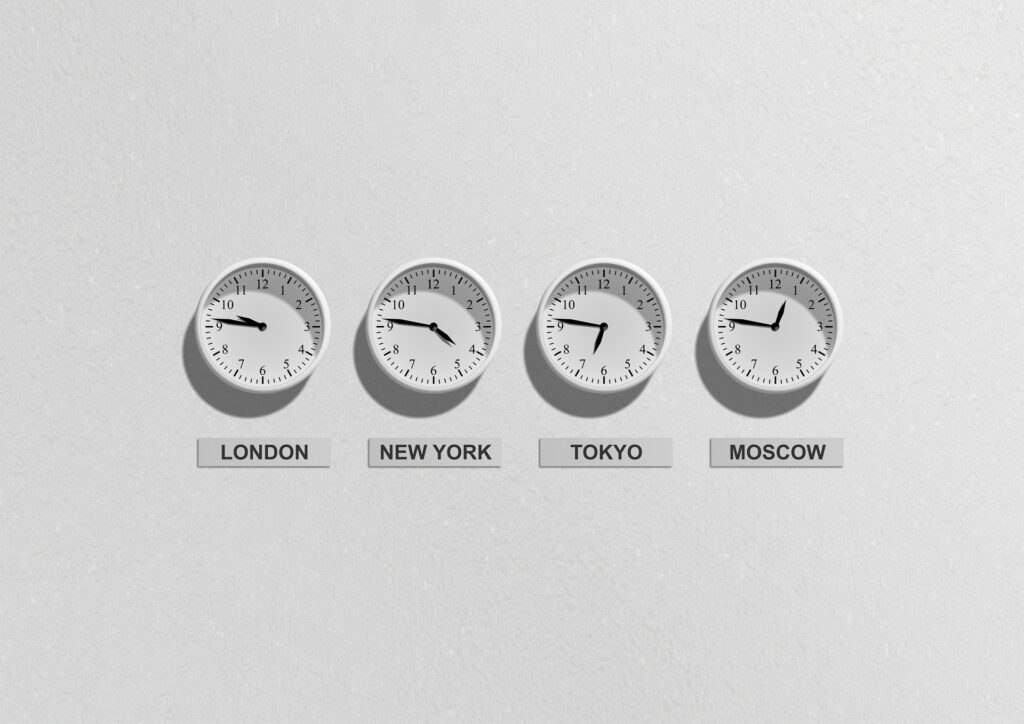4 Uhren zeigen die Zeitverschiebung in London, New York, Tokyo und Moskau